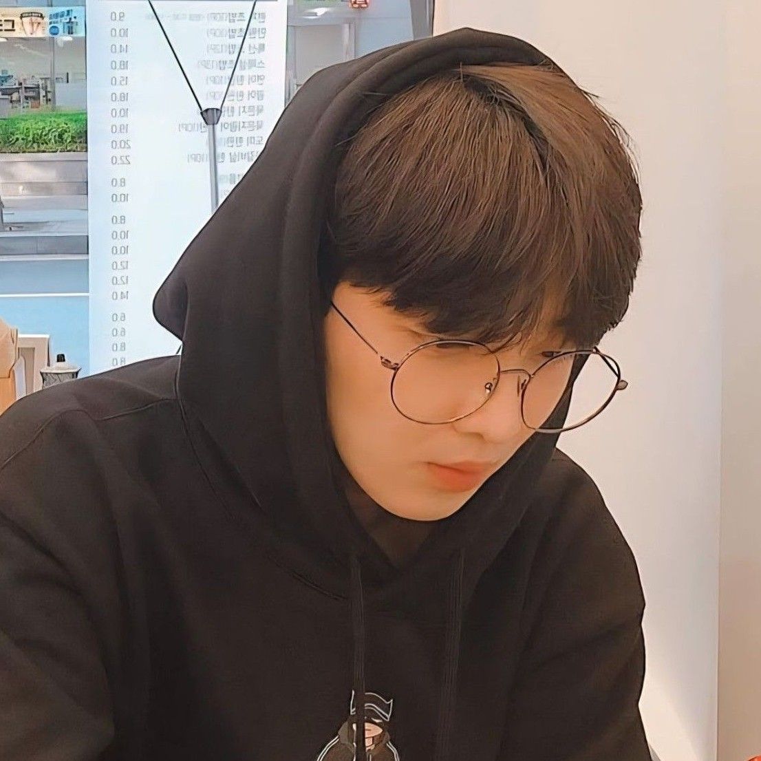 Behind-the-scenes cut of Hwang Yunsung