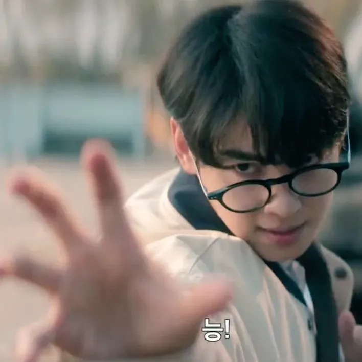 Behind-the-scenes cut of Cha Eunwoo