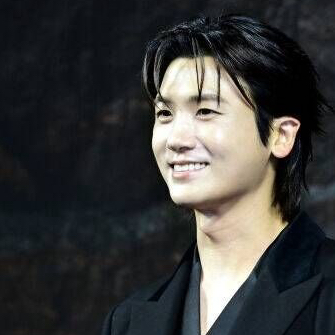 A moment captured by a fan of Park Hyungsik