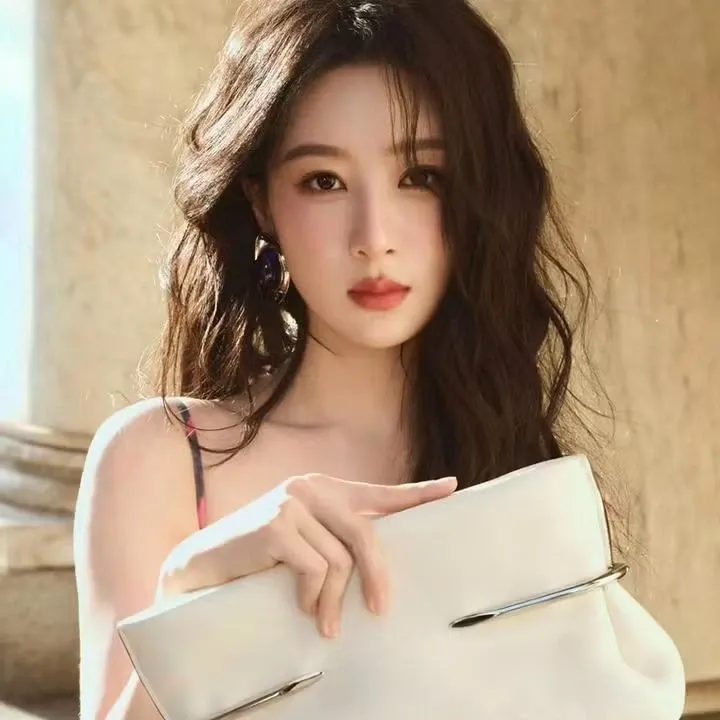 Recent activity shot of Yang Zi