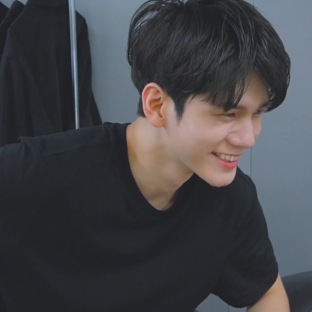 粉丝拍下的邕圣祐瞬间