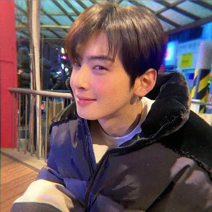 Behind-the-scenes cut of Cha Eunwoo