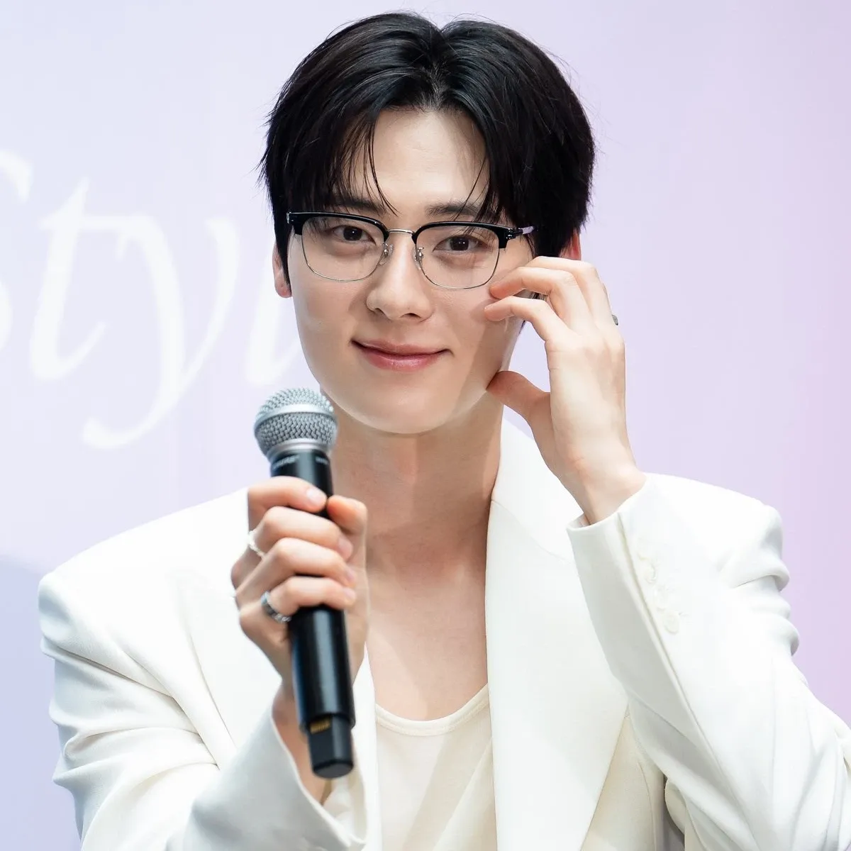 황민현의 비하인드 컷