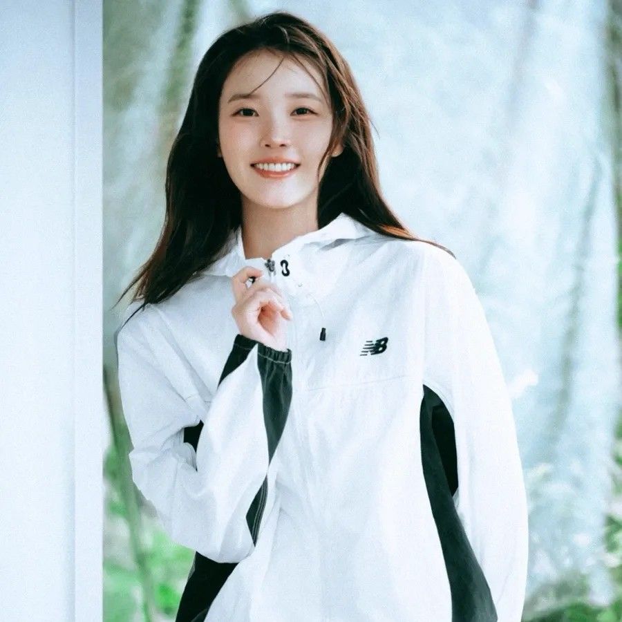 IUの最近の活動ショット