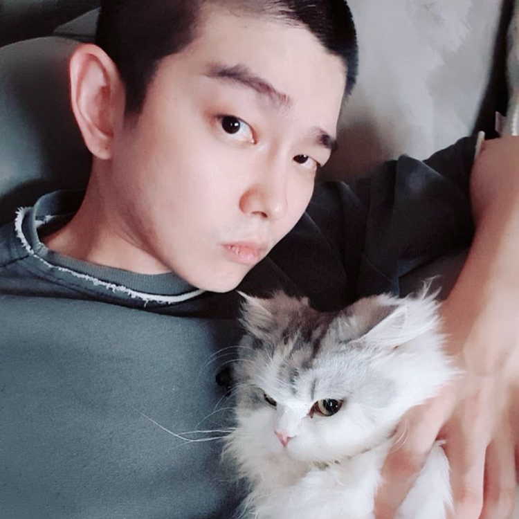 A moment captured by a fan of Yoon Kyunsang