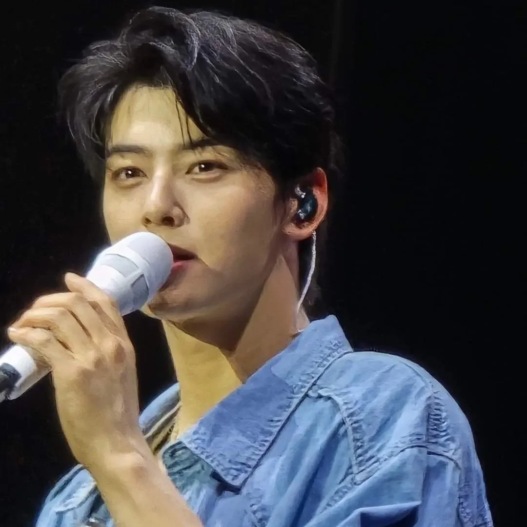 A moment captured by a fan of Cha Eunwoo