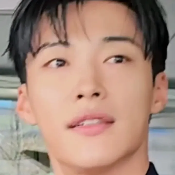 A moment captured by a fan of Woo Dohwan