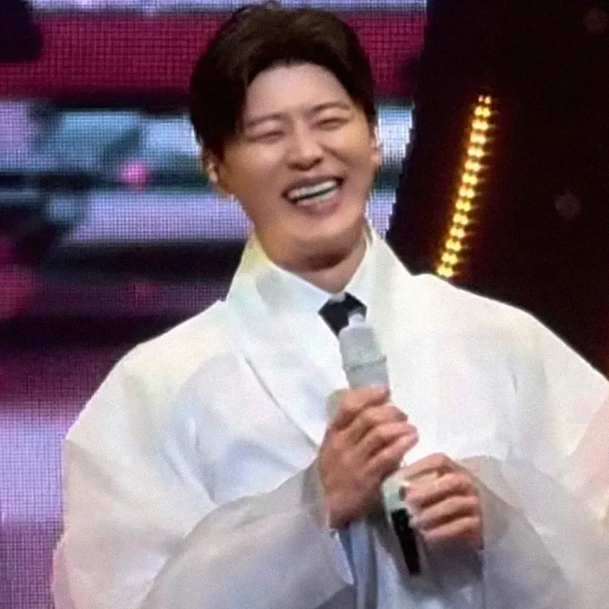 오늘 가장 핫한 셀럽 커뮤니티 피드