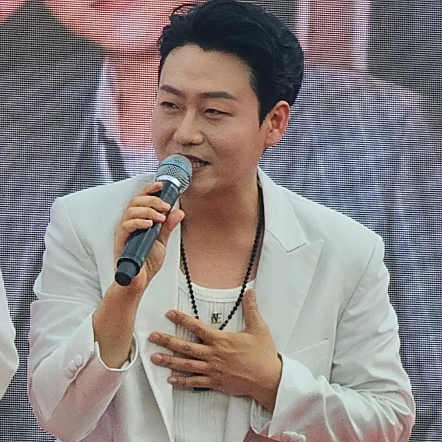 A moment captured by a fan of Min Soohyun