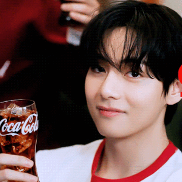 김태형 (뷔) 최근 활동샷