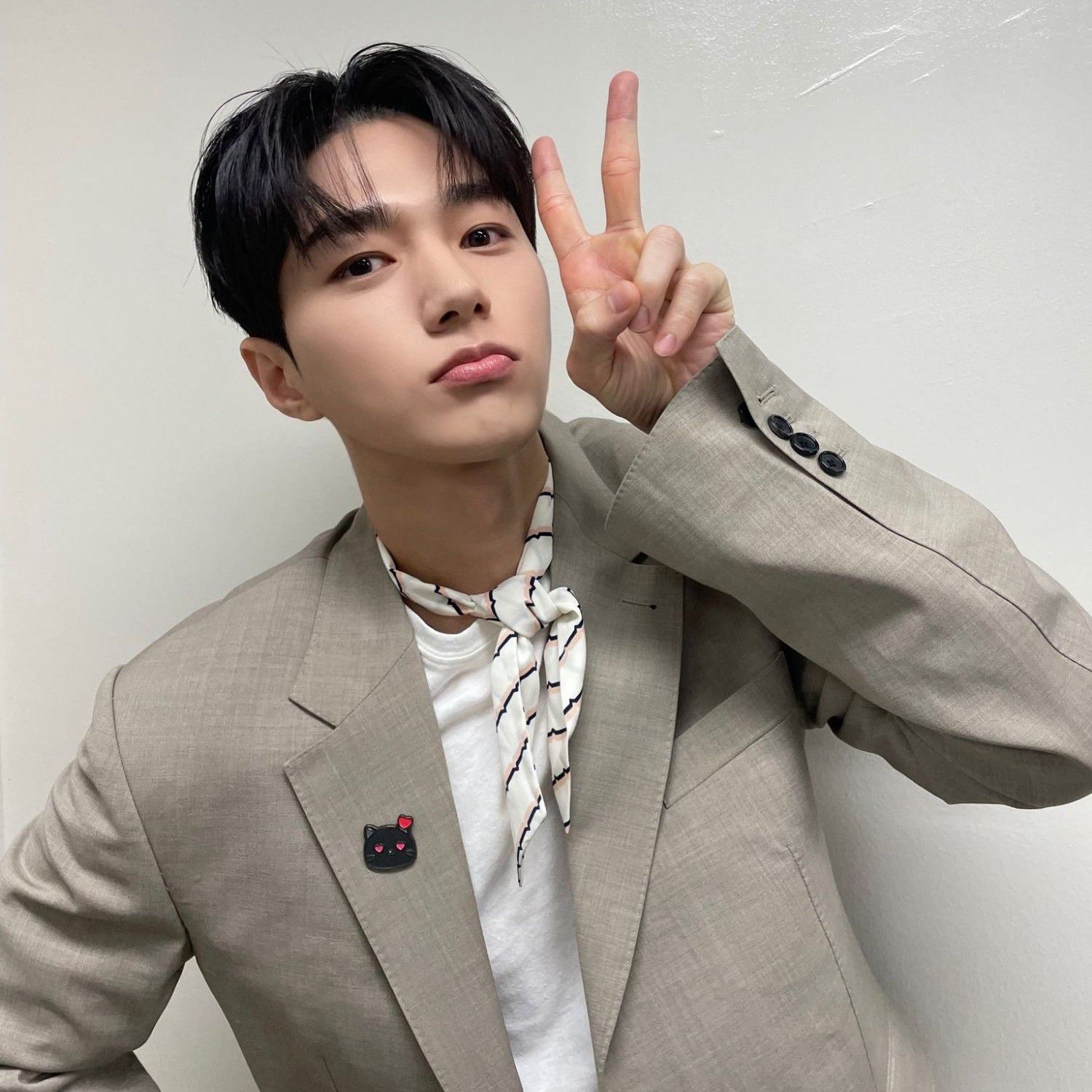 Behind-the-scenes cut of Kim Myungsoo (L)