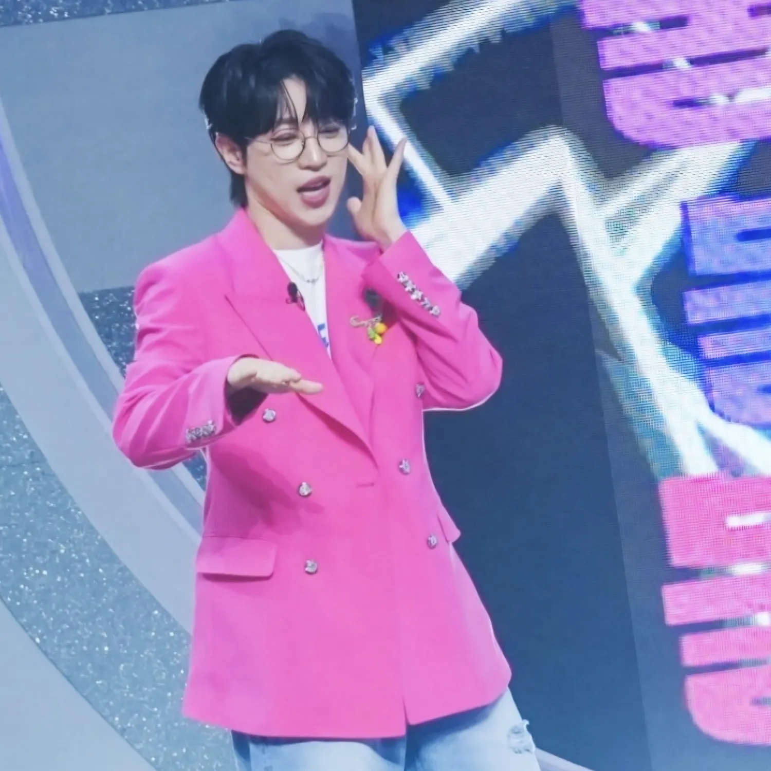 A moment captured by a fan of An Sunghoon