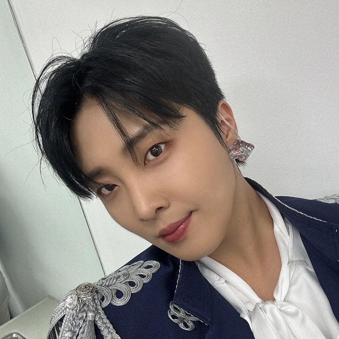 A moment captured by a fan of Hwang Yunsung