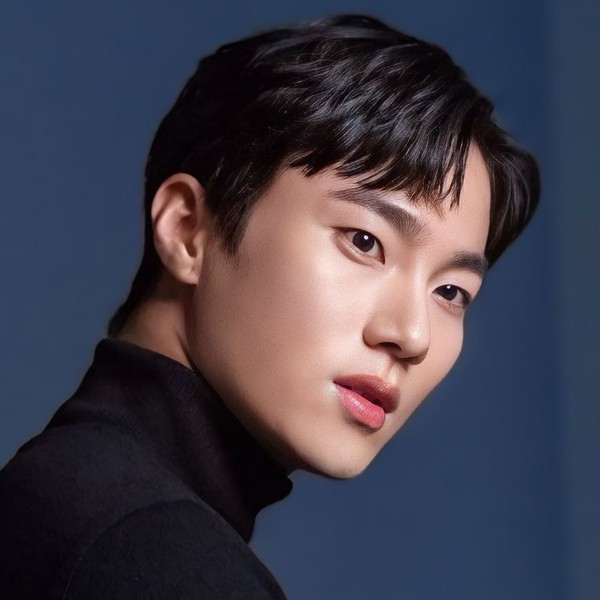 通过投票选出的Lee Hongnae人气头像图像