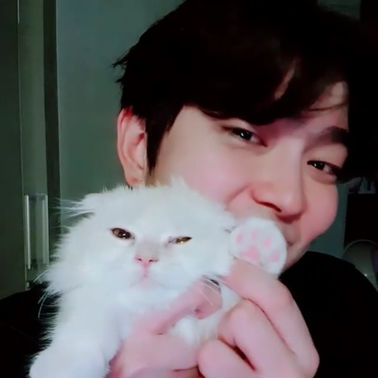 A moment captured by a fan of Yoon Kyunsang