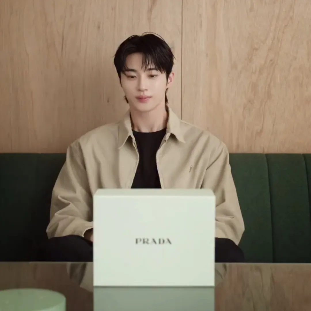 Behind-the-scenes cut of Byeon Wooseok