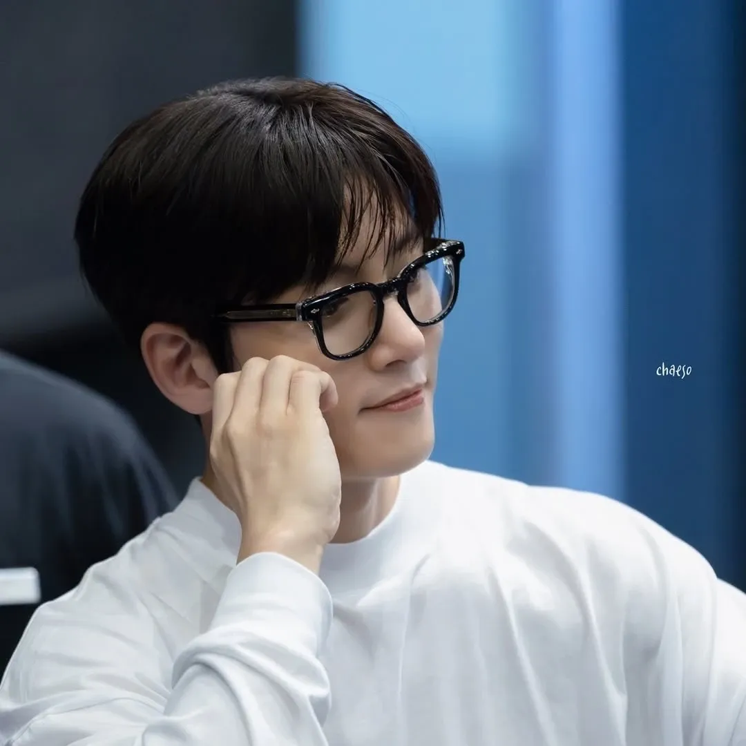 Behind-the-scenes cut of Ji Changwook