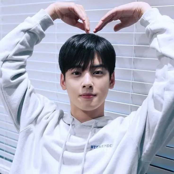 Behind-the-scenes cut of Cha Eunwoo