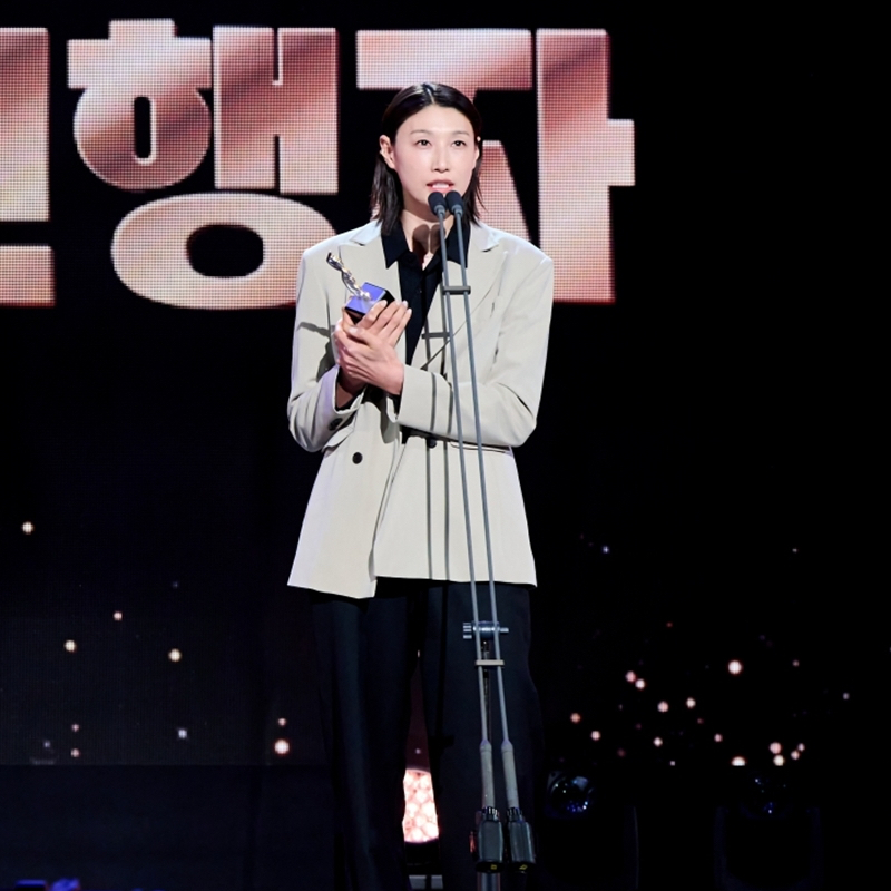 A moment captured by a fan of Kim Yeonkoung