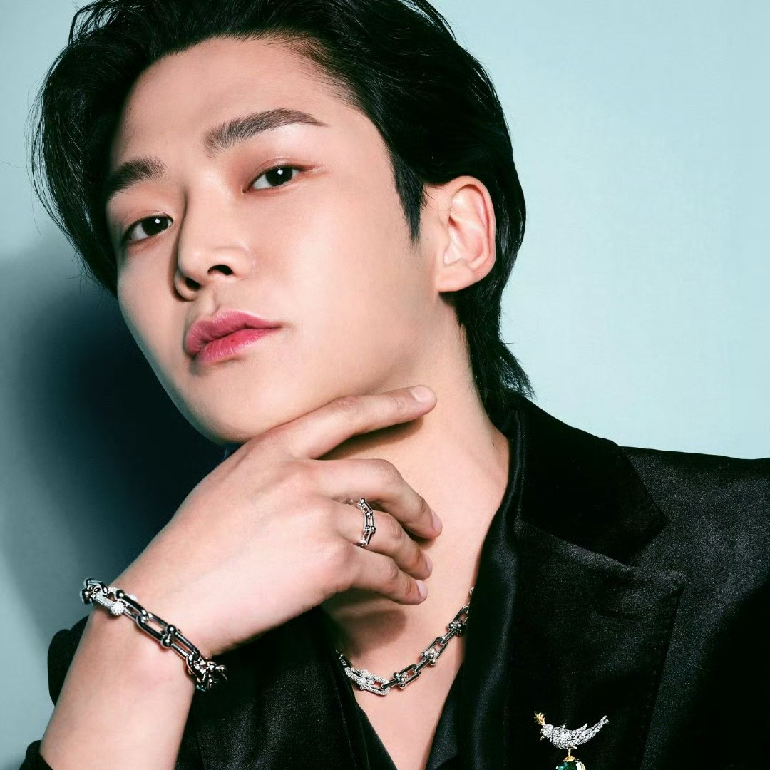 로운의 최신 사진