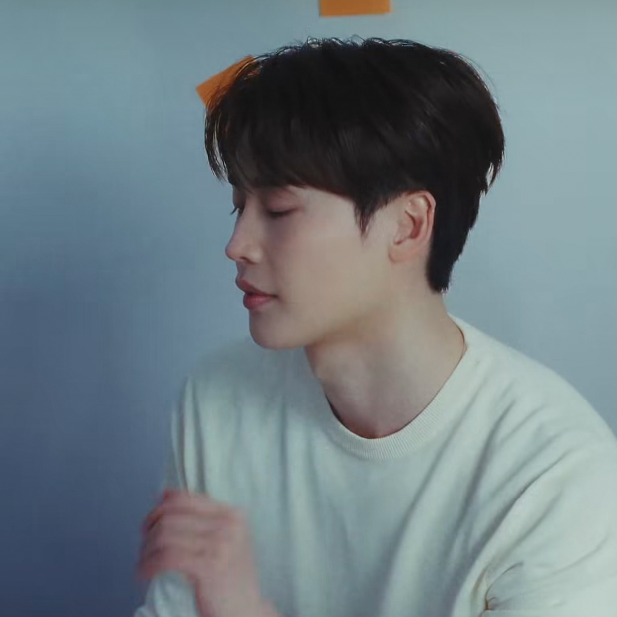 Behind-the-scenes cut of Lee Jongsuk