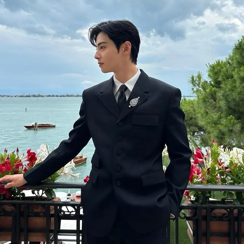 Behind-the-scenes cut of Cha Eunwoo