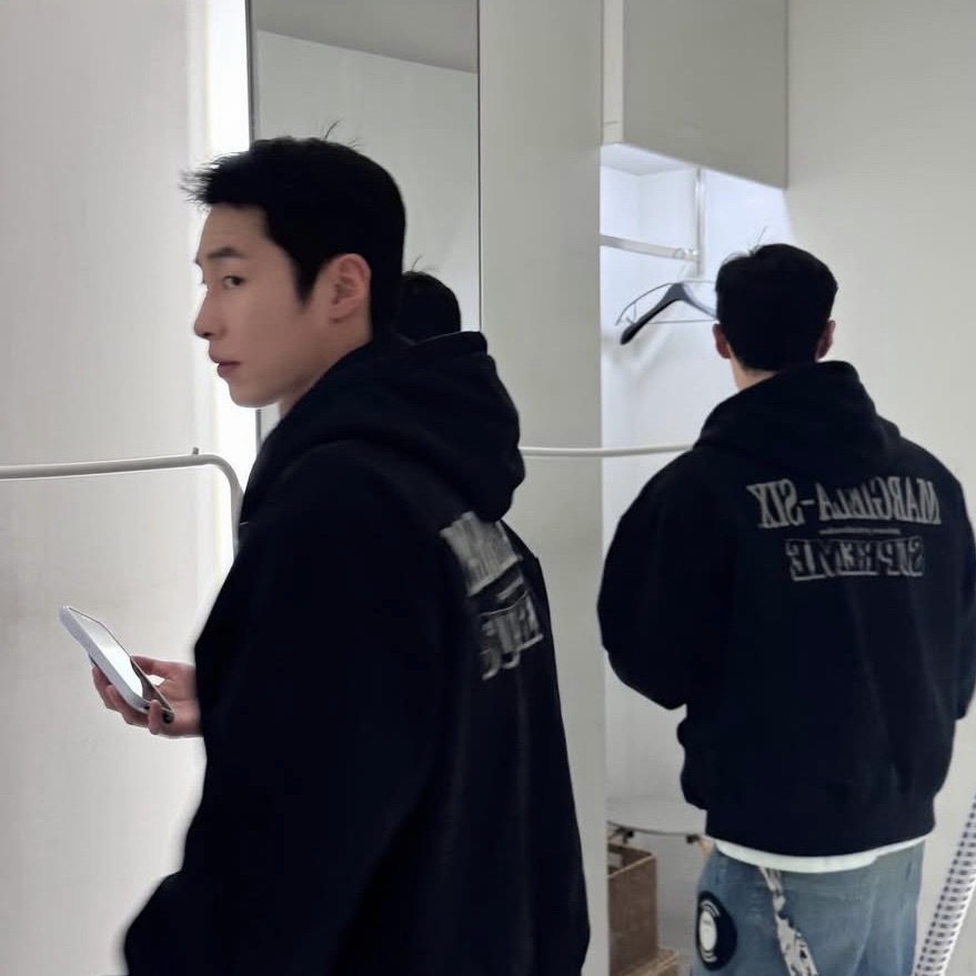 A moment captured by a fan of Lee Jaewook