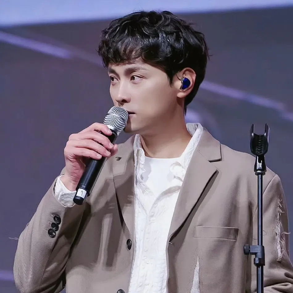Recent activity shot of Min Kyunghoon