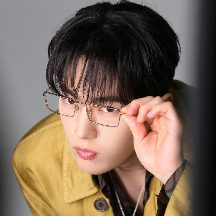 A moment captured by a fan of Kim Myungsoo (L)