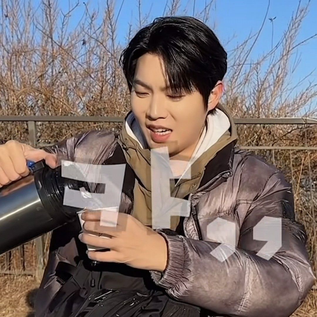 A moment captured by a fan of Son Taejin