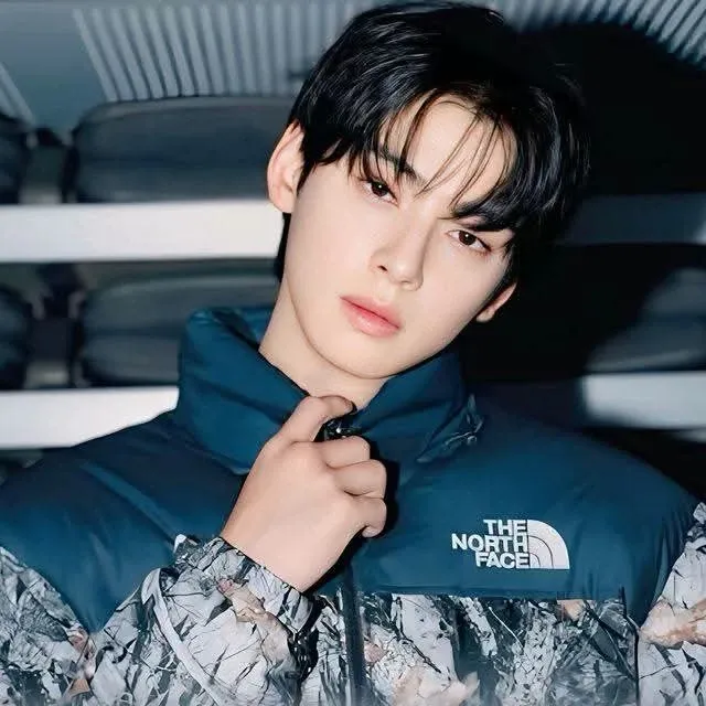 Behind-the-scenes cut of Cha Eunwoo