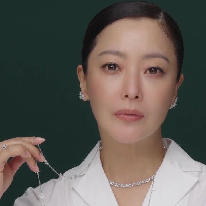 Behind-the-scenes cut of Kim Heesun