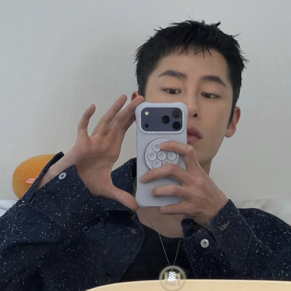 Behind-the-scenes cut of Lee Jaewook