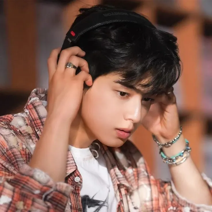 Recent activity shot of Cha Eunwoo