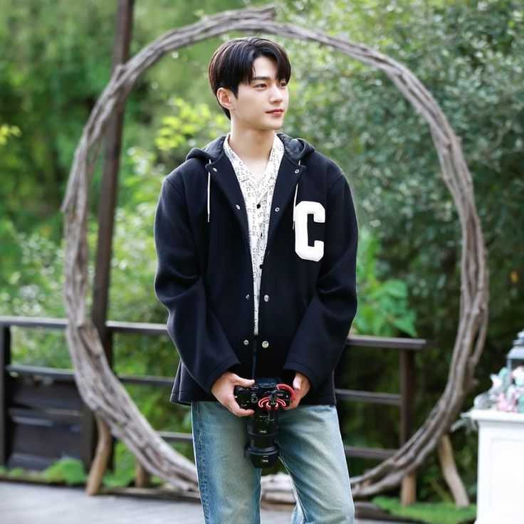 Recent activity shot of Kim Myungsoo (L)