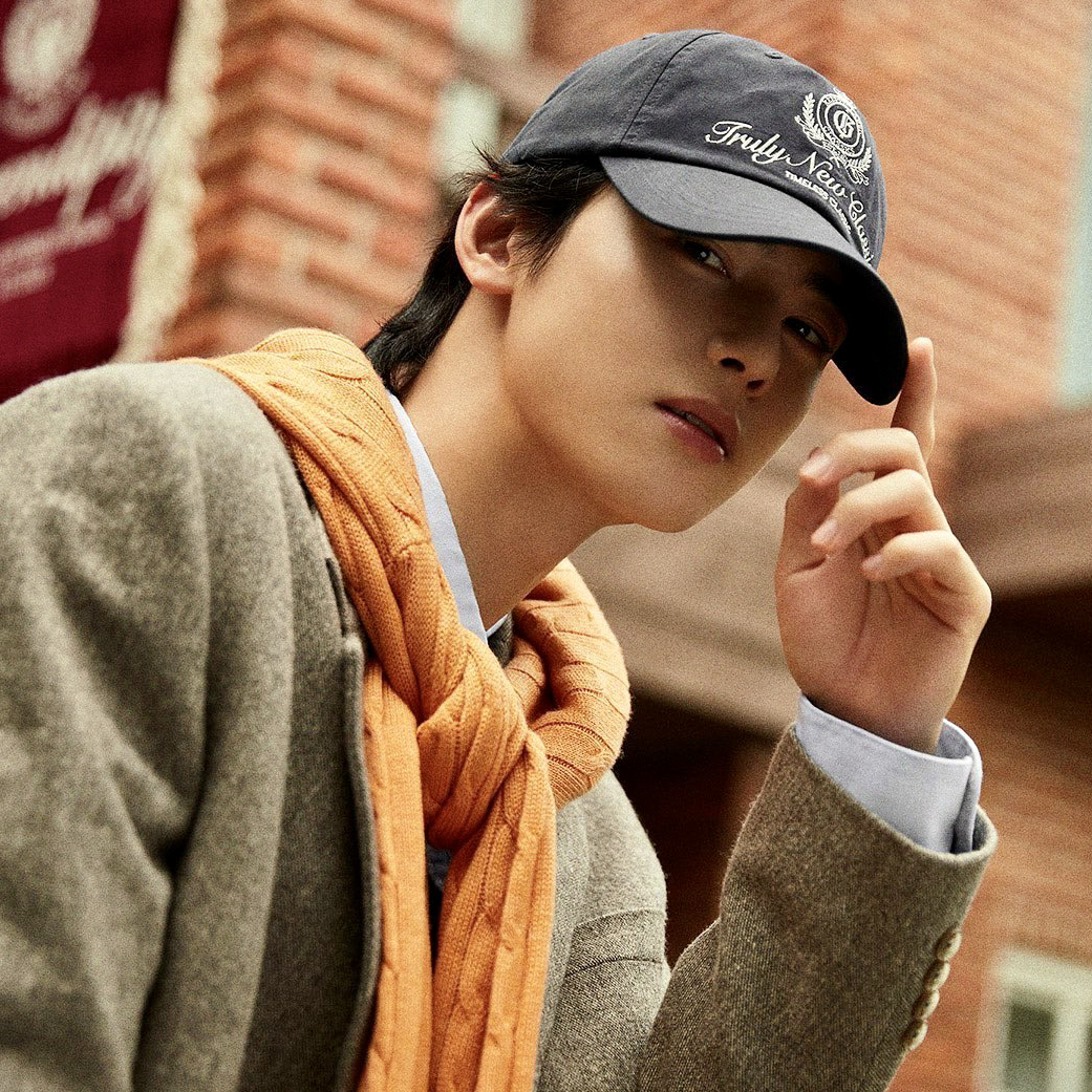 Behind-the-scenes cut of Cha Eunwoo