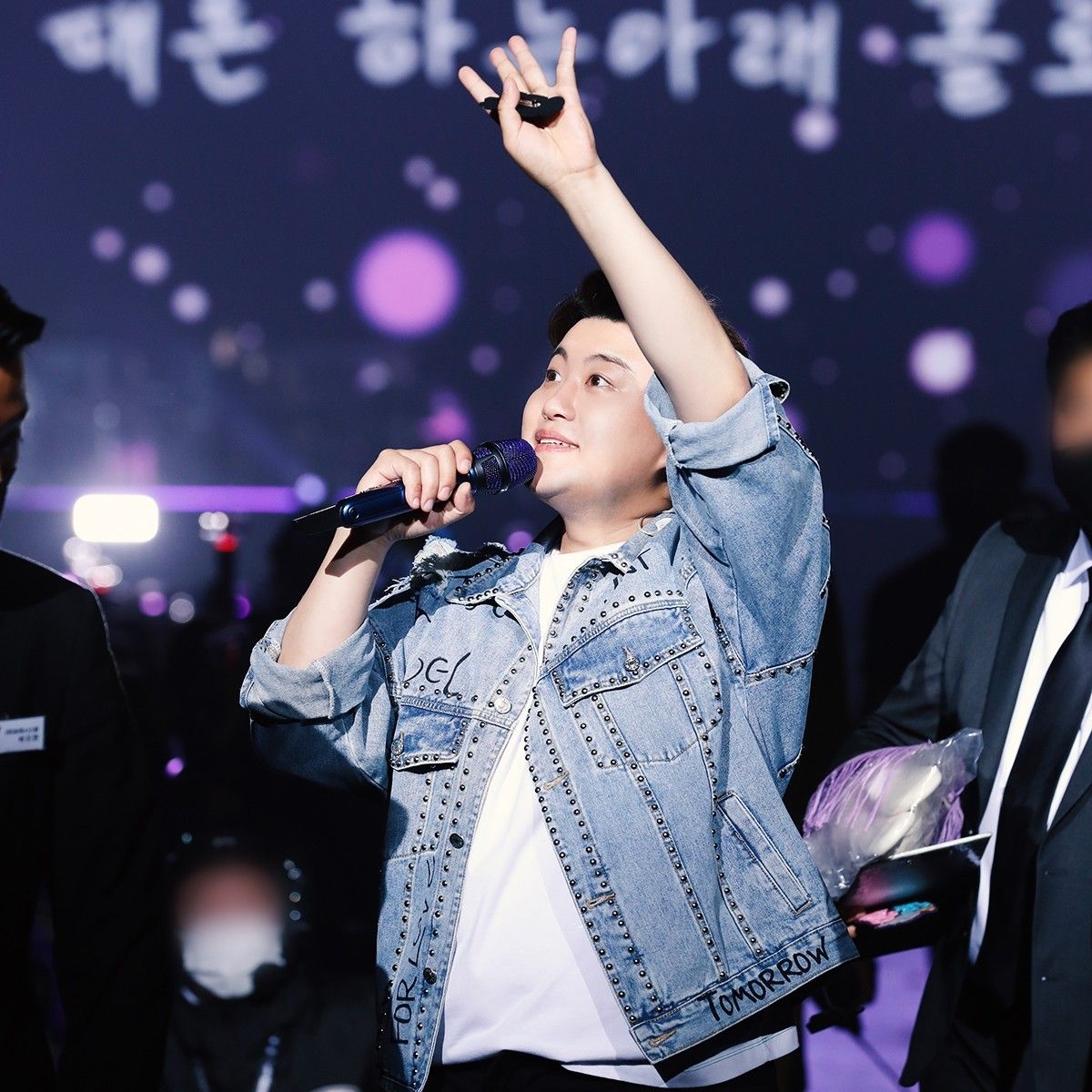 粉丝拍下的金浩中瞬间