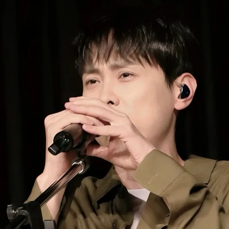A moment captured by a fan of Min Kyunghoon