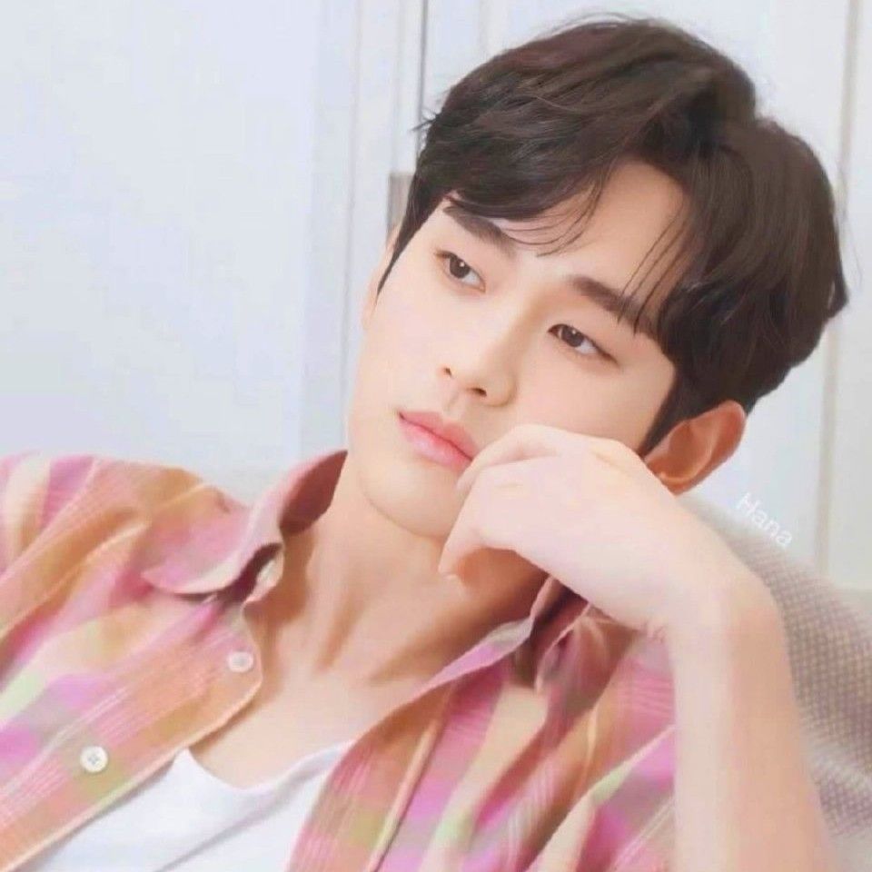 金秀賢的最新照片