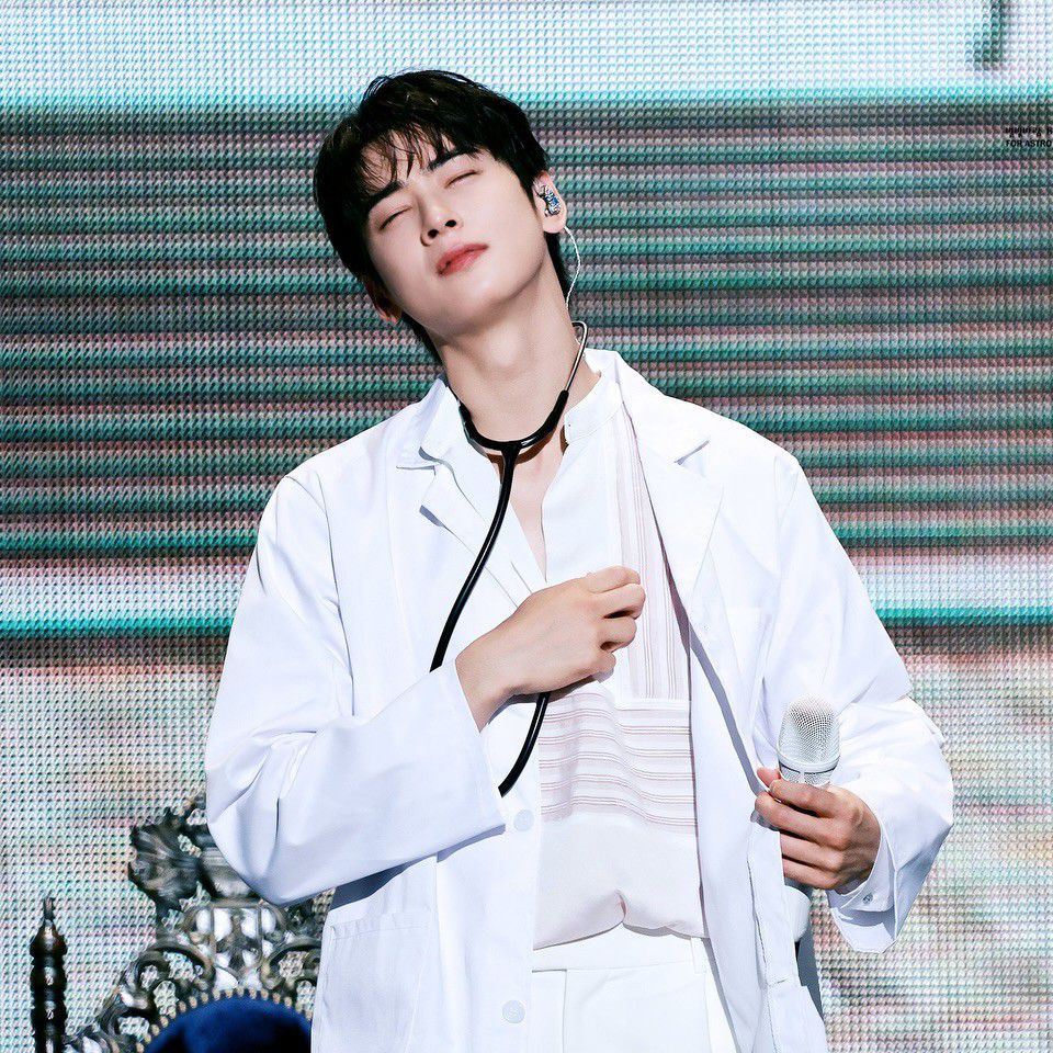 A moment captured by a fan of Cha Eunwoo