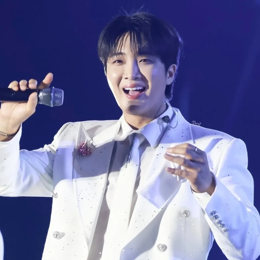 A moment captured by a fan of Hwang Yunsung