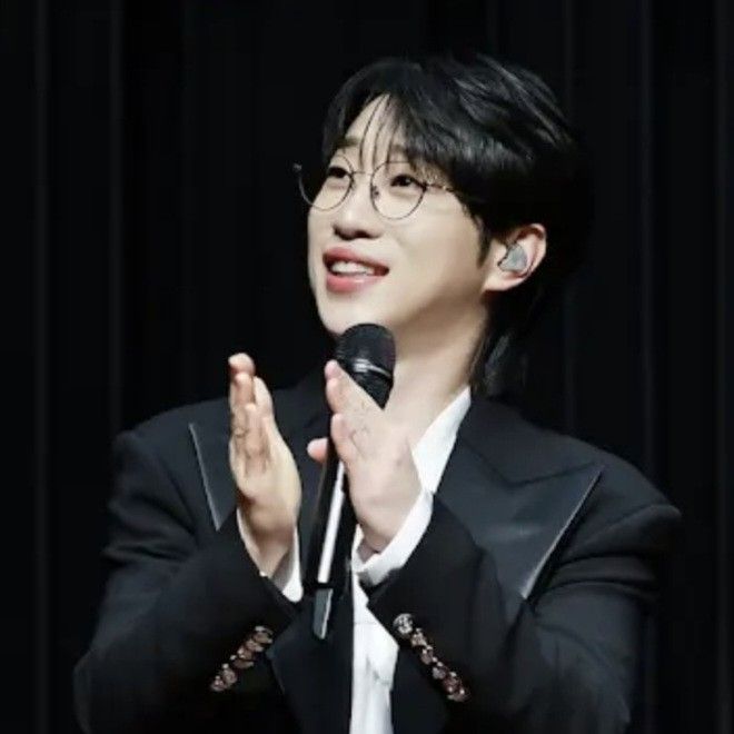 A moment captured by a fan of An Sunghoon