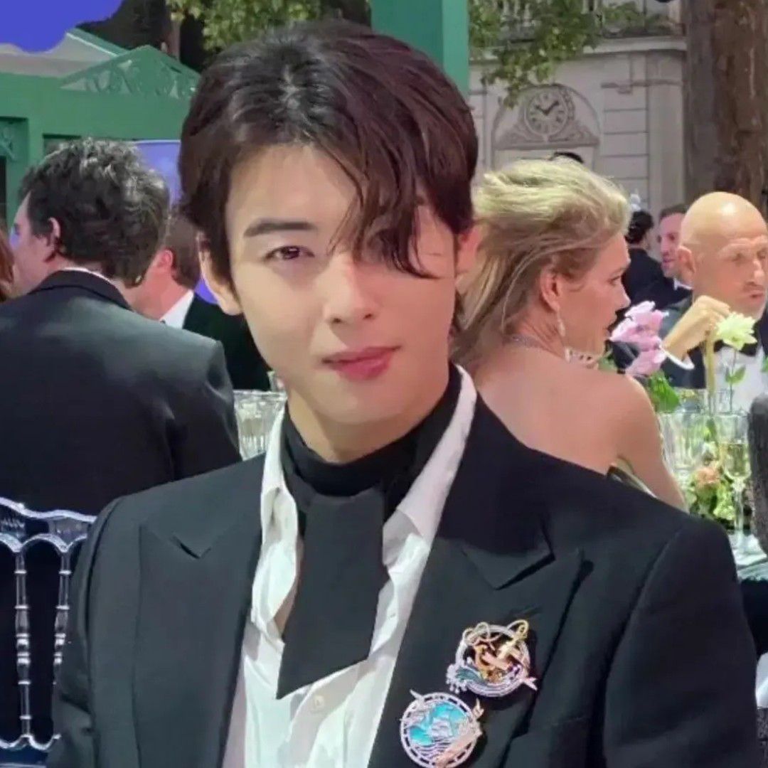 A moment captured by a fan of Cha Eunwoo