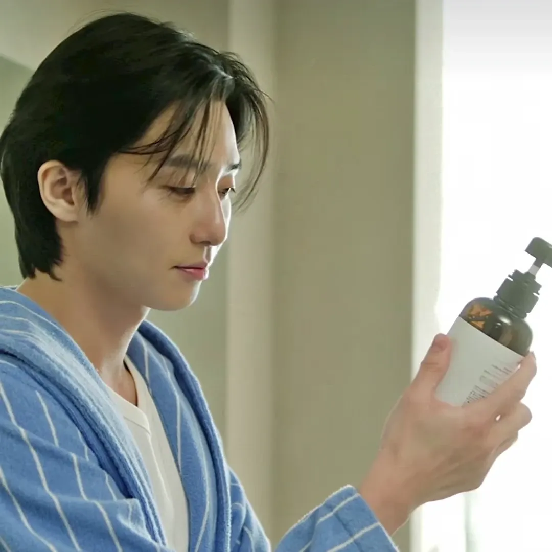 A moment captured by a fan of Park Seojoon