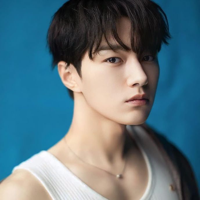 Behind-the-scenes cut of Kim Myungsoo (L)