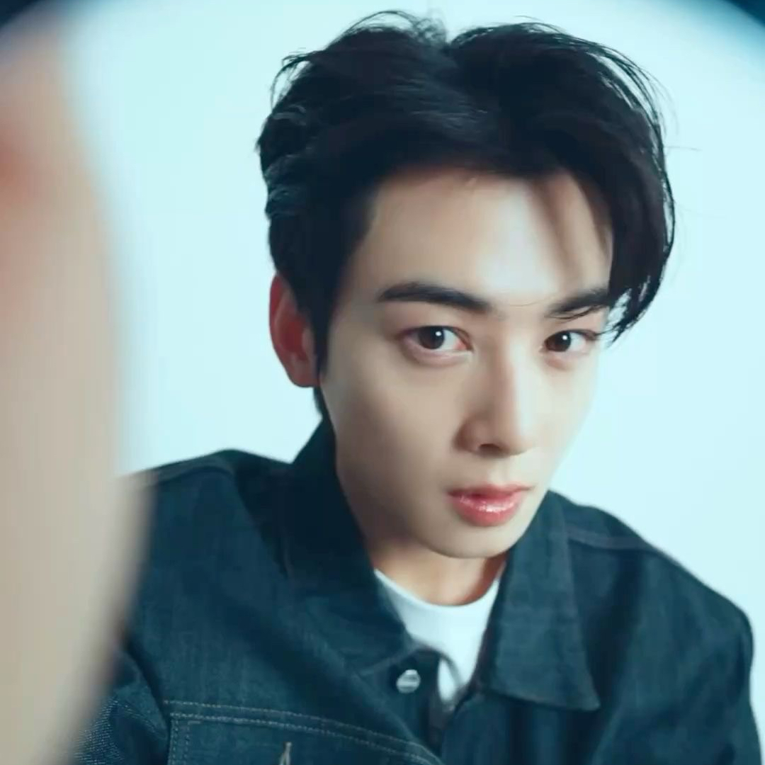 Latest photo of Cha Eunwoo