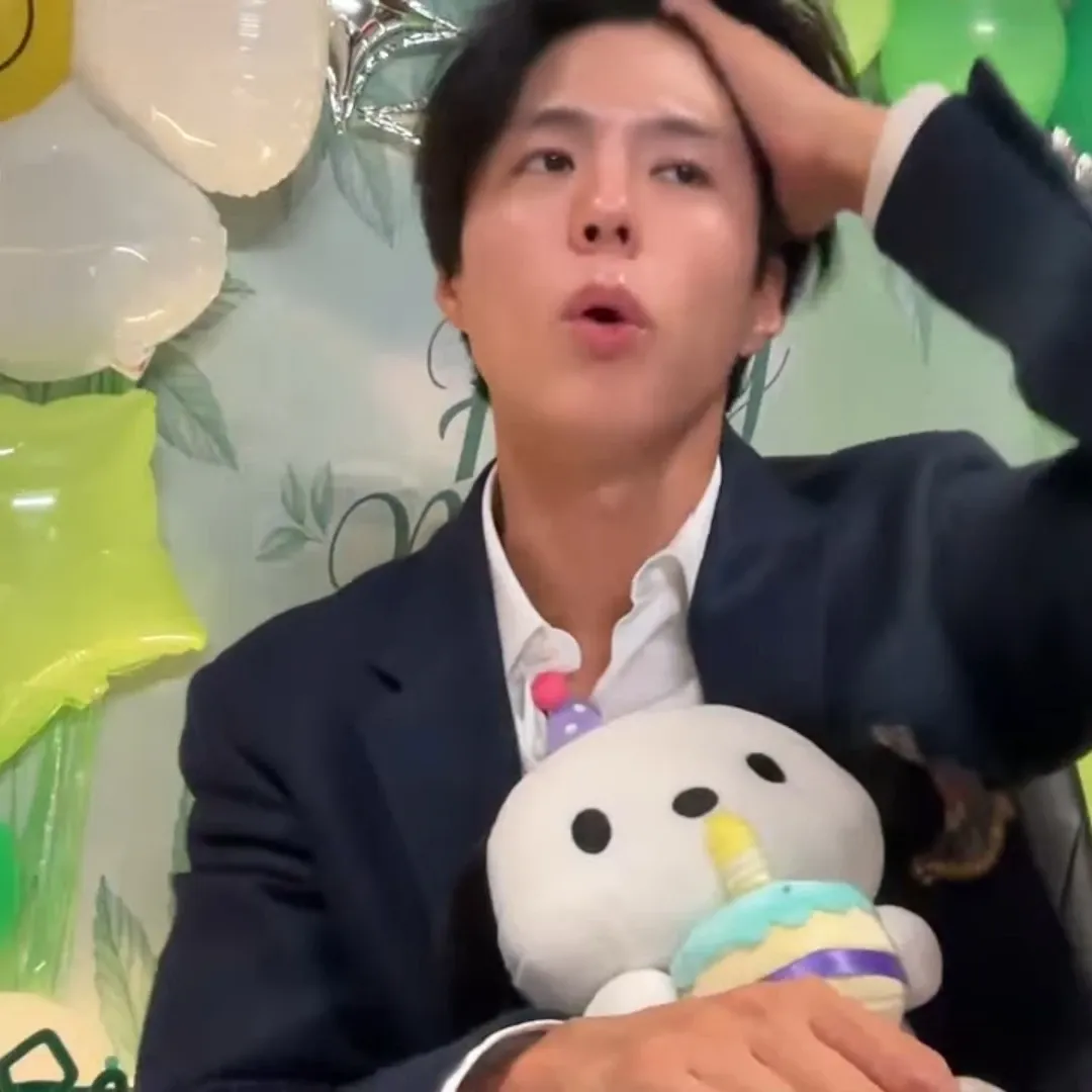 A moment captured by a fan of Park Bogum