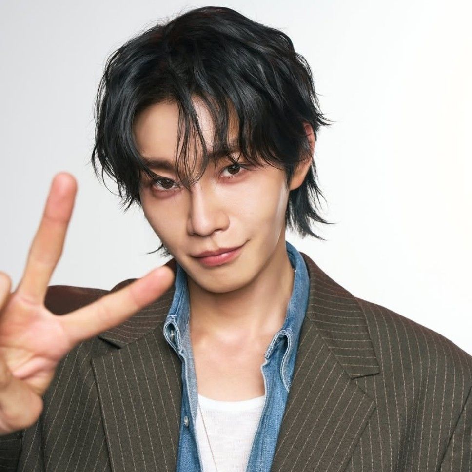 Behind-the-scenes cut of Kim Jaeyoung