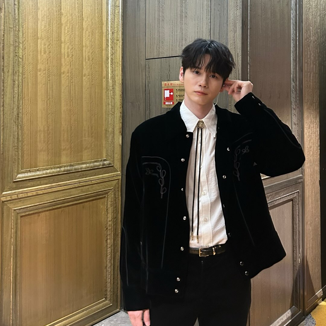 粉丝拍下的邕圣祐瞬间