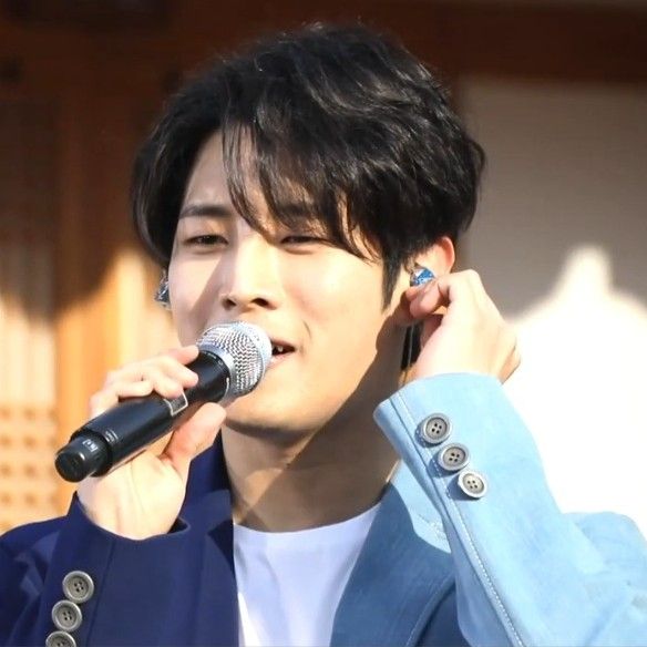 粉絲拍下的金俊賢瞬間